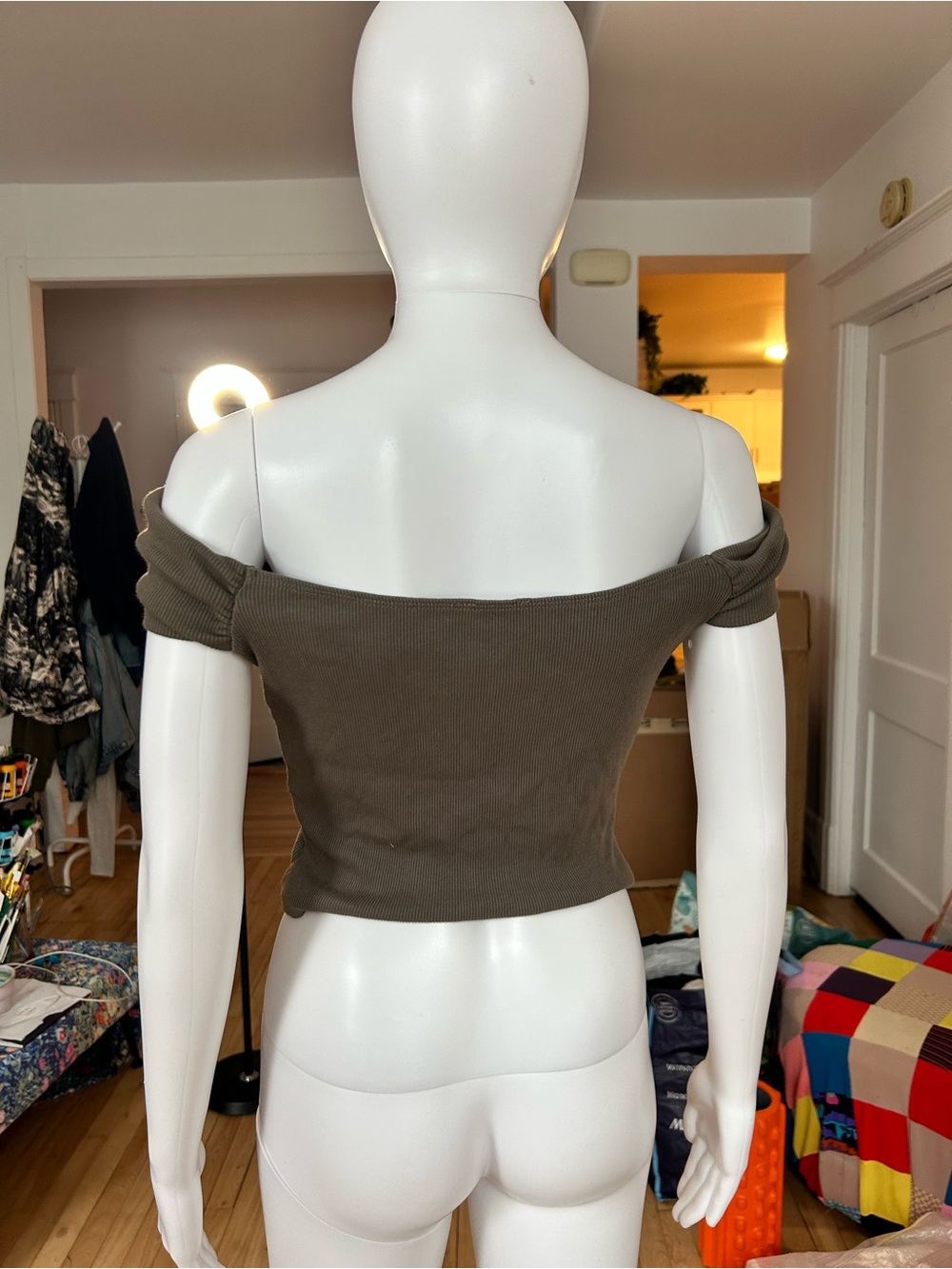 Off-Shoulder Crop Top - Picture 3 of 4